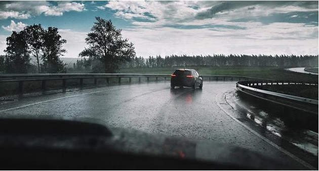 暴雨遇困，车主如何自救？