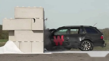 当宝马5系以150km/h撞墙的时候 会发生什么？
