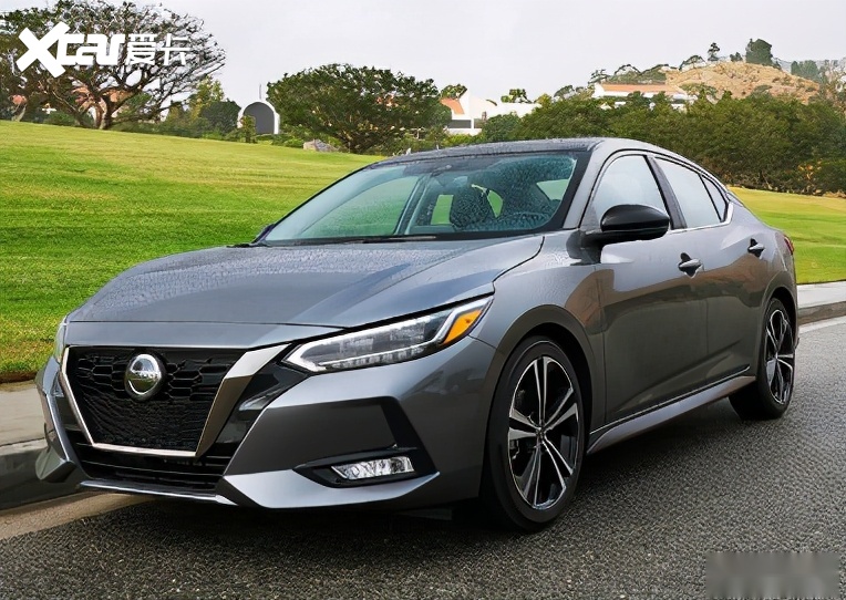 先看外观,朗逸采用的依旧是大众集团的家族式设计风格,横向的中网设计