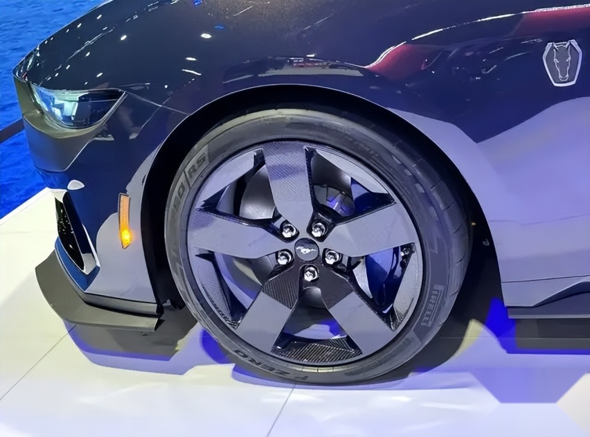福特黑马首发亮相，搭载5.0L自吸V8，零百3.2s，卖多少钱能火？