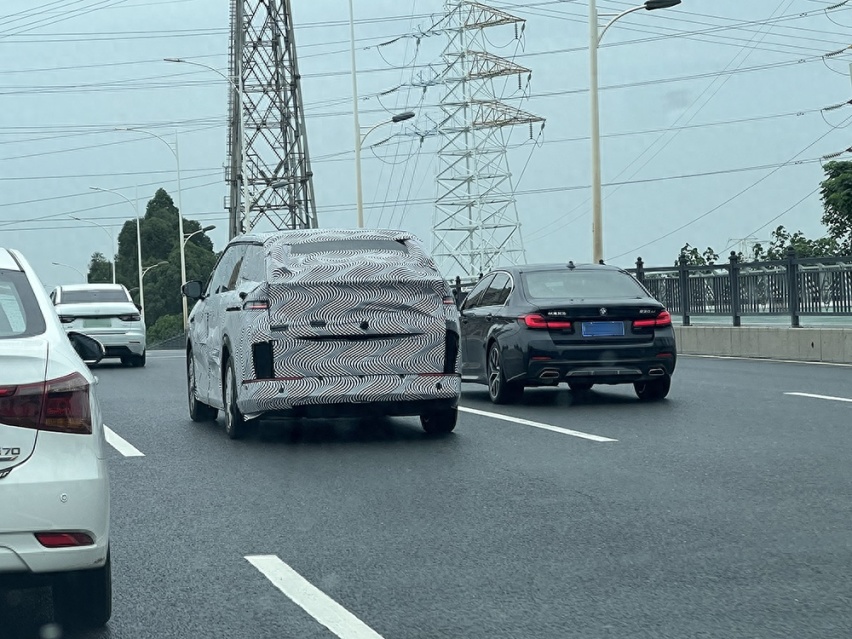 看这体型，小鹏变大鹏！上班偶遇小鹏全新MPV小鹏X9