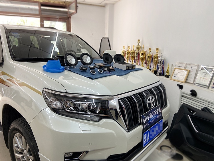 哈尔滨丰田霸道音响无损改装升级，车主：改发烧音响还得找专业店