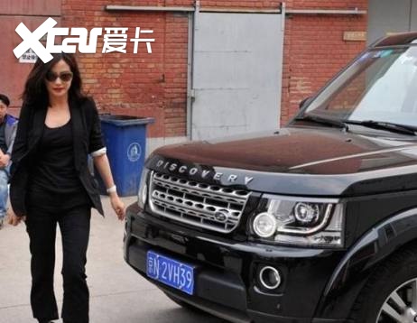 而且赵薇的豪车座驾可以说是一换再换,宝马2辆,劳斯莱斯,路虎,道奇等