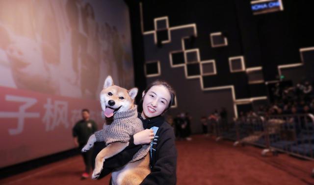 《宠爱》路演 男主角小H探班张子枫 亲密合照