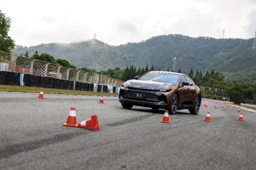 纵情飞驰，试驾皇冠 SportCross 引发热潮！