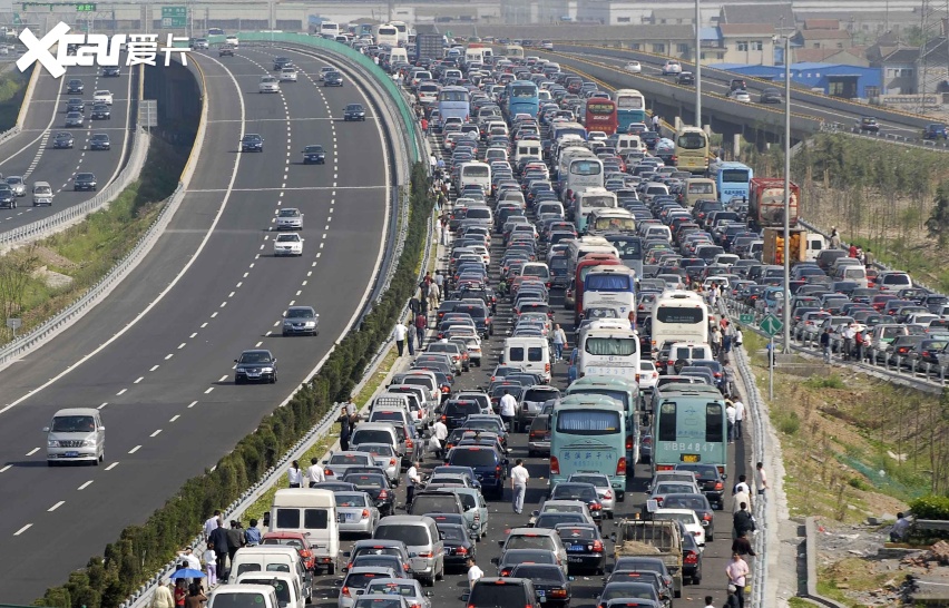 争夺充电桩 理想车主假期高速排队充电被吐槽 他们有错吗?