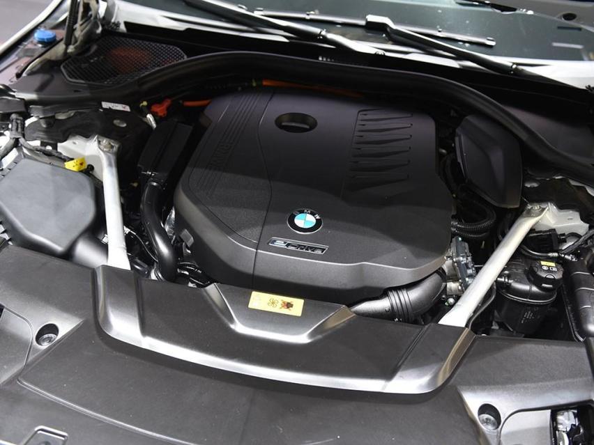 宝马7系的3.0T V6带插电混动，5秒破百很高级，且兼顾运