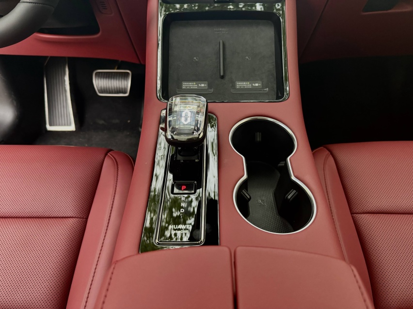 问界新M5月销量过万的猜想：一边斗理想L6、一边战Model Y