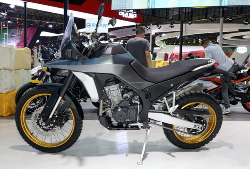 车重180公斤，搭水冷双缸800ML发动机，凯越全新ADV实车亮相