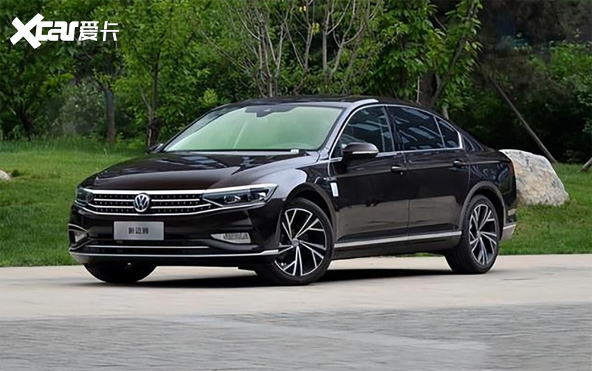 新款一汽大众迈腾已陆续到店,面对新老款该如何选择呢