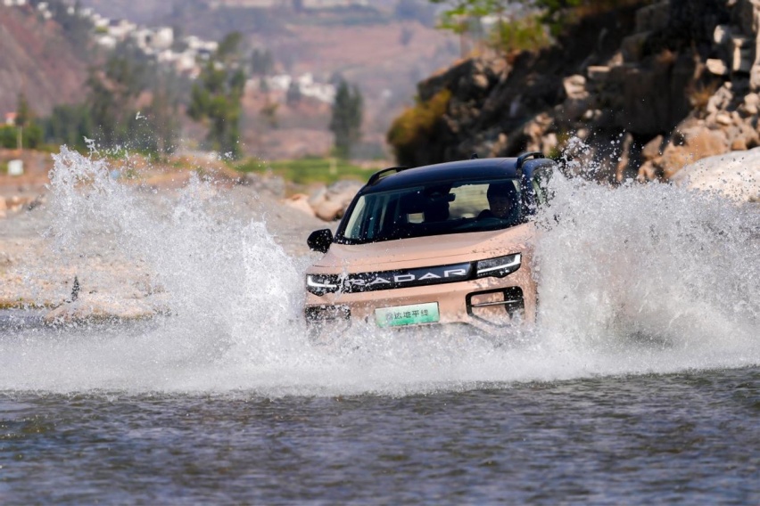 国内首款四驱纯电超级皮卡 深度试驾雷达地平线