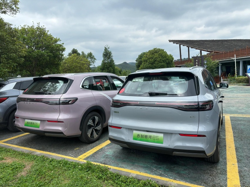 吉利银河E5实车到店，比元PLUS更大，配“女王副驾”，续航530km