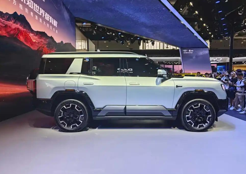 终于等到了！比亚迪华为联合发布方程豹豹8上市，售价37.98万元起