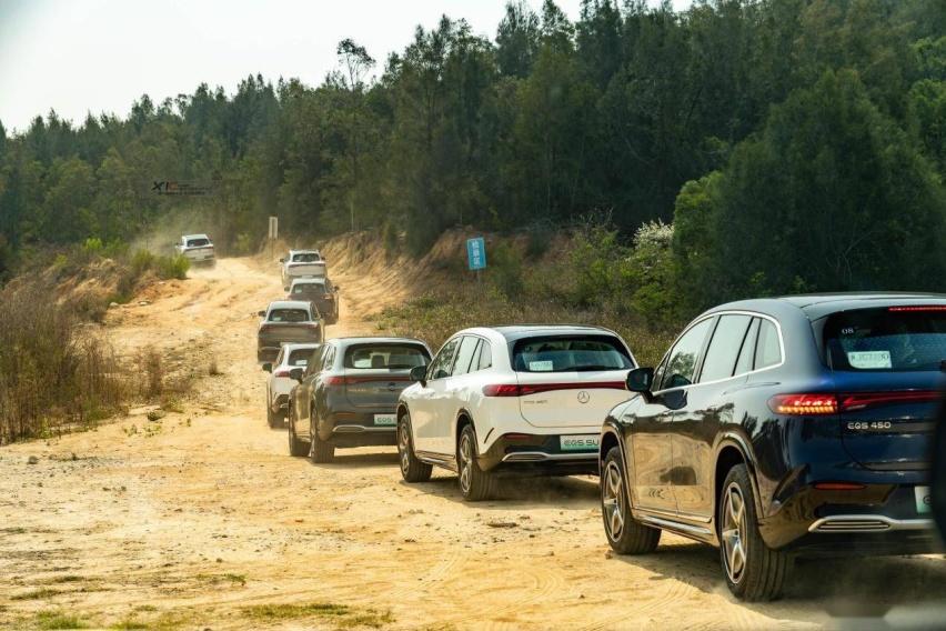 越野赛道小试EQS SUV：什么叫豪华越野体验