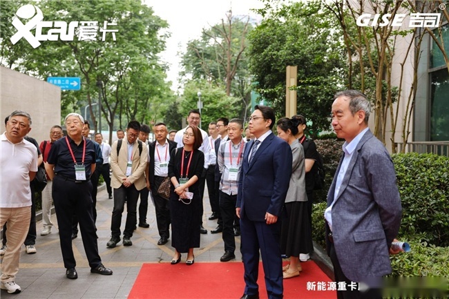 乘龙纯电牵引亮相成都 共拓新能源重卡应用生态发展新路径