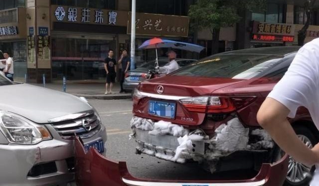 这豪车用料奢侈，比7系优雅，可惜配"4AT"、要价百万，不是BBA