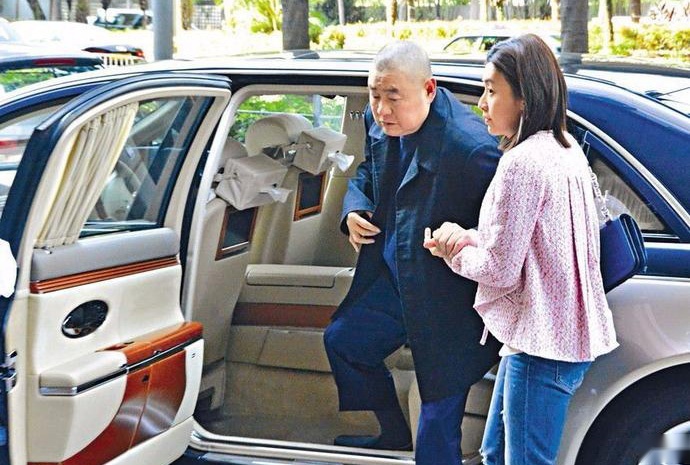 海涛158万大G太豪？他250万购车牌宠老婆，李嘉诚都让三分