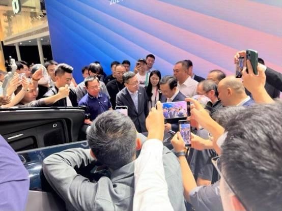 一车抵多车，变形汽车长安启源E07被大佬围观