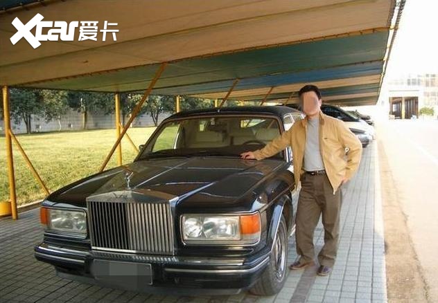 他身价百亿，还是国内首个拥有私人飞机第一人，但豪车只能停车棚