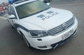男子自制警车上路驾驶发生剐蹭，露馅后已被采取刑事强制措施