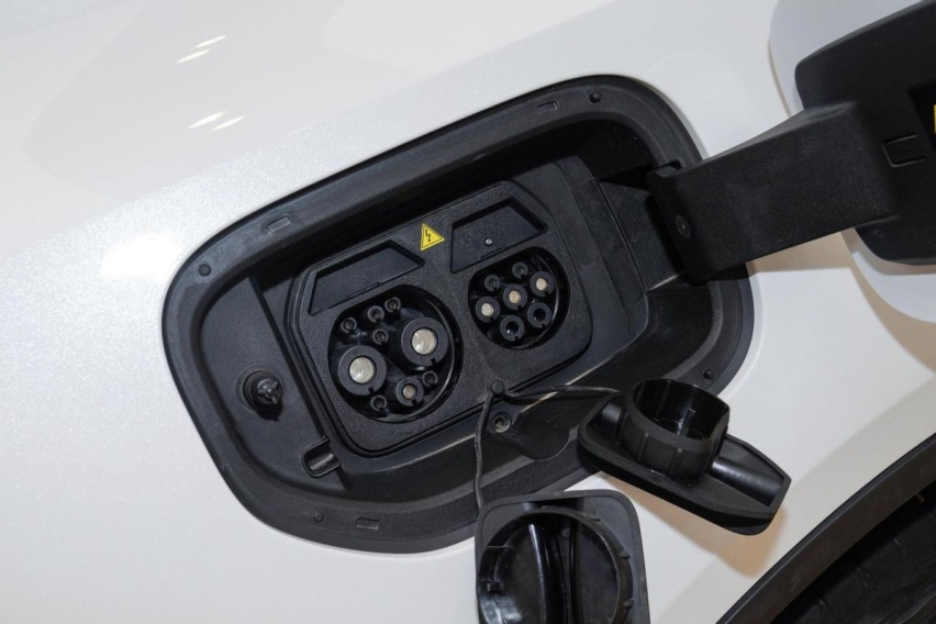 特斯拉Model 3的竞品，最高纯电续航705km，深蓝SL03产品力