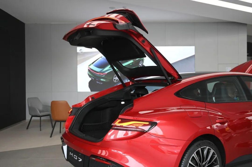 2.0T 261匹 405牛，中型车还带电动尾翼！实拍全新MG7