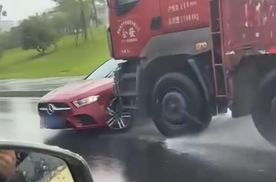 货车雨中横向推行奔驰汽车90余秒，奔驰品牌获得一则“活广告”