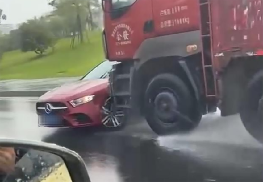 货车雨中横向推行奔驰汽车90余秒，奔驰品牌获得一则“活广告”