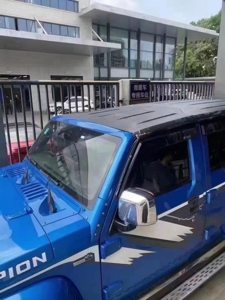 太横了！这么大一棵树砸下来“毫发无损”，BJ40堪称保命神车