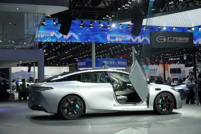 Hyper GT实拍详解 用激光雷达+旋翼门硬刚特斯拉MODEL 3