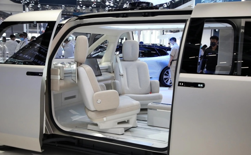 极氪CM2E谍照曝光，定位紧凑型MPV，无B柱+对开侧滑门