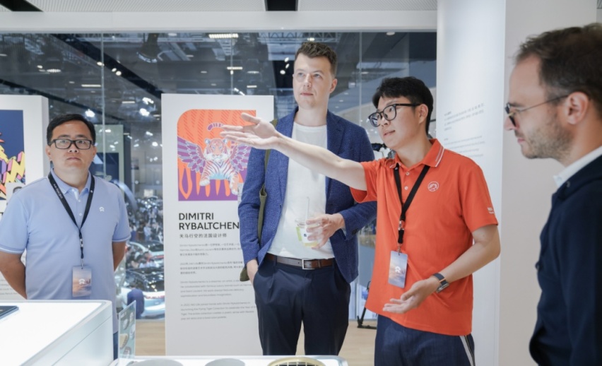 蔚来展台上的BBA高管们