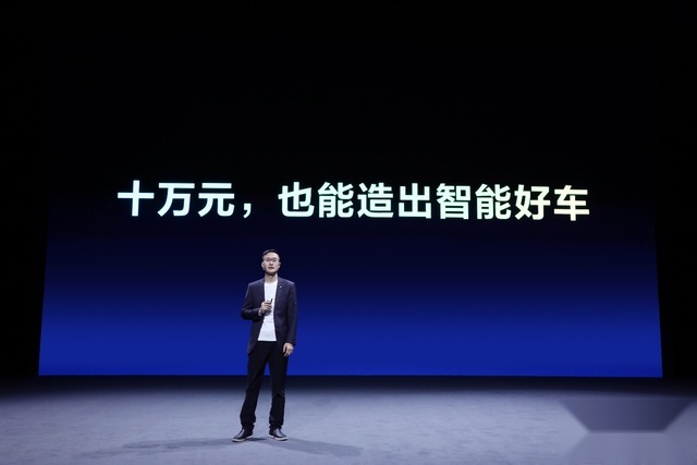 配12个超声波雷达，哪吒V Pro仅卖七八万