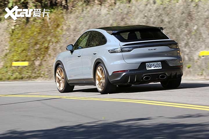 全世界最快的SUV，开起来就真的很爽吗？