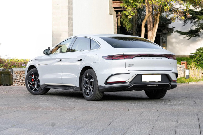 汉DM-i荣耀版对比雅阁e:PHEV，你更喜欢哪一款？