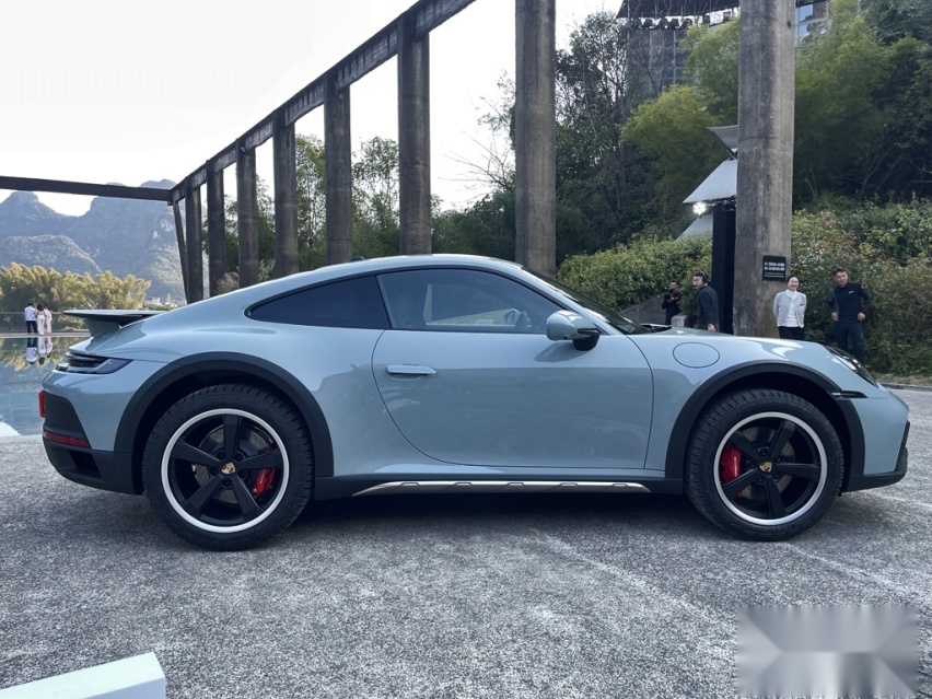 实拍：能越野的双门跑车，保时捷911 Dakar中国首发