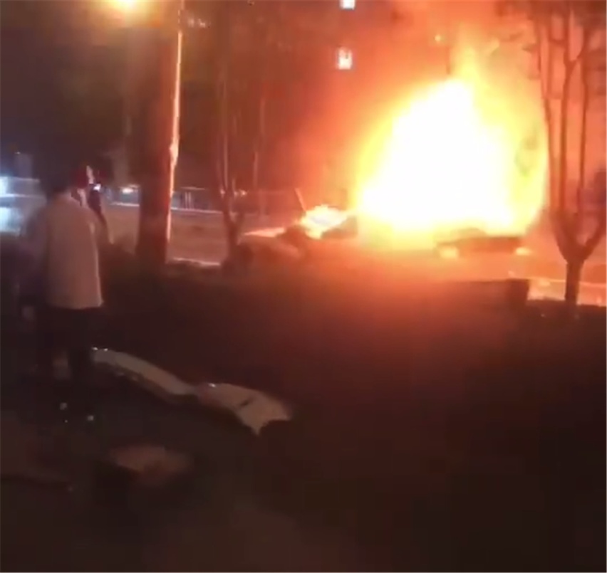 又有车门打不开的事故！苏州保时捷Taycan碰撞起火，车内人员身亡