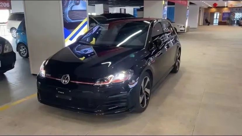 走街范的大众7.5代高尔夫GTi，这种干净素雅的感觉就很棒