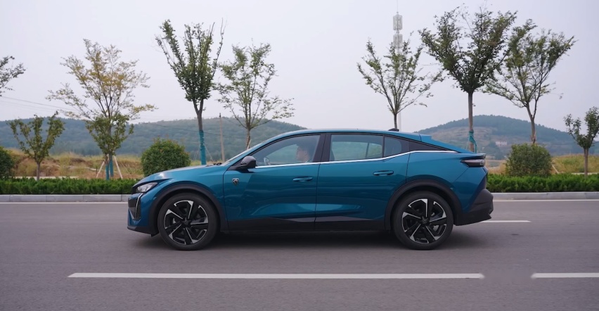 【标致408X长测33】什么是运动？开过标致408X之后，你就知道了！