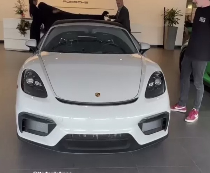 TikTok网红丹尼尔喜提保时捷Cayman GT4，“抖音”造富的外