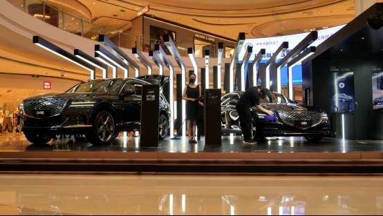 龙湖天街实拍中大型豪华车捷尼赛思GV80和G80