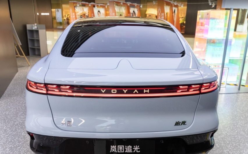 3.8秒破百却30多万，到店体验岚图追光，这车比56E更懂豪华