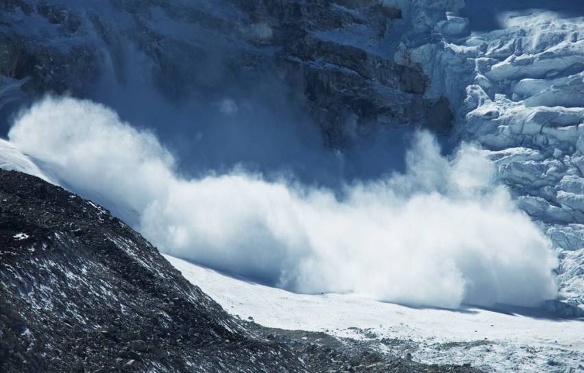 喜马拉雅山脉发生雪崩4名韩国游客失联 目前中国游客确认已脱险