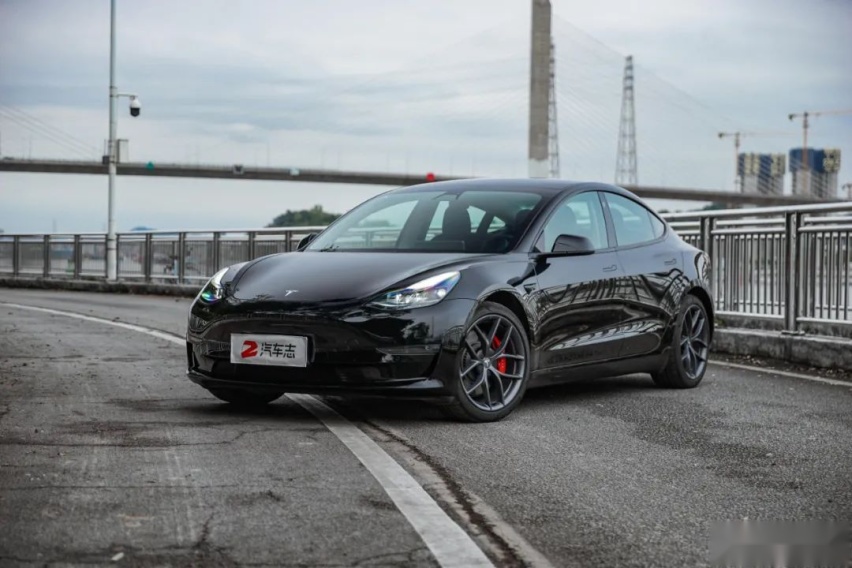 试驾特斯拉Model 3高性能版,比钢炮们滑溜的线性最让人欲罢不能
