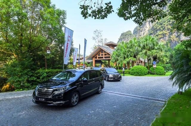 撇开5.9L综合油耗，这辆混动MPV的“百万级”后排究竟如何？