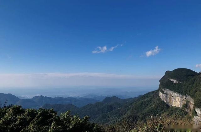 平衡生活与远方，跟赛力斯车友探寻金佛山的绝壁栈道