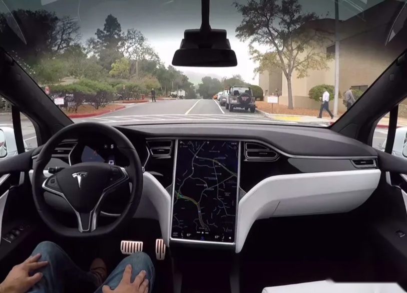 自动驾驶还是自动避责？特斯拉再陷争议，车祸前1秒Autopilot退出