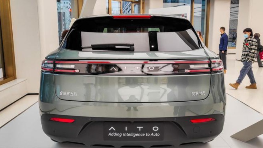 问界M5车主抠车标，赛力斯“错付了”？那倒也没有
