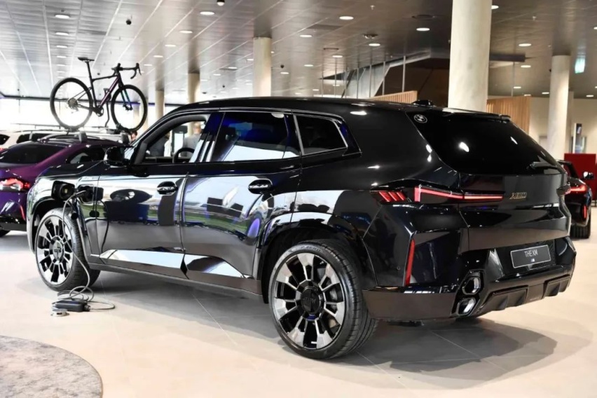 2300000元的BMW，配什么车漆最好看？
