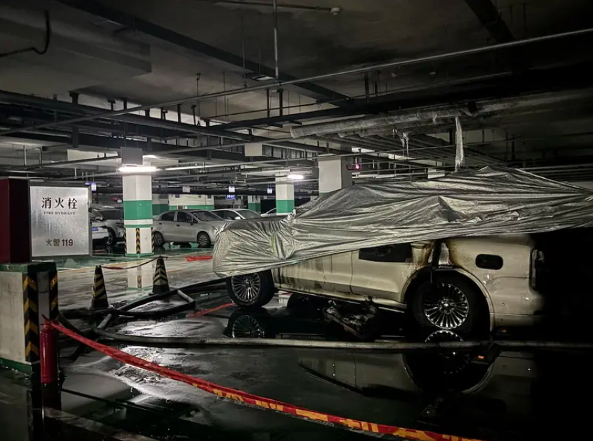 车坛快报|某地库坦克500疑似自燃、捷豹路虎被曝裁员超50%